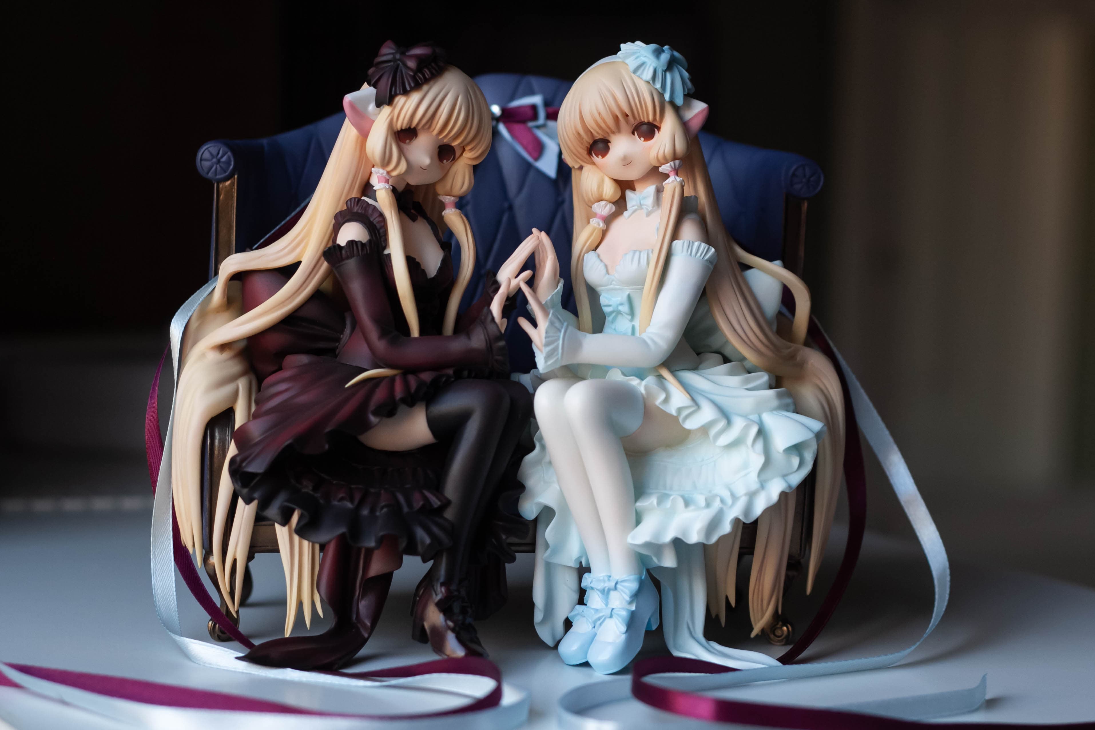 Elda and Freya sitting on sofa, фото 2