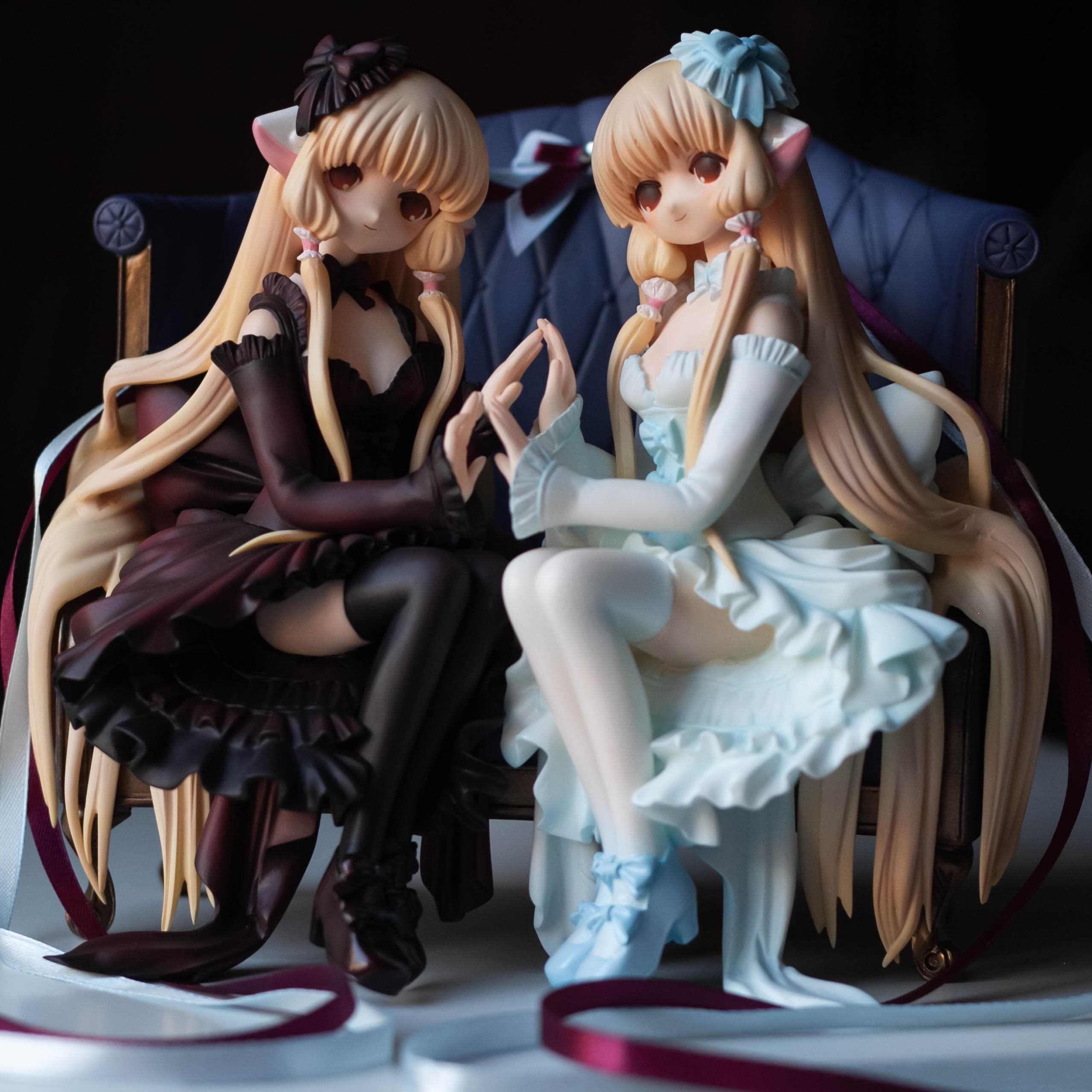 Elda and Freya sitting on sofa, фото 3