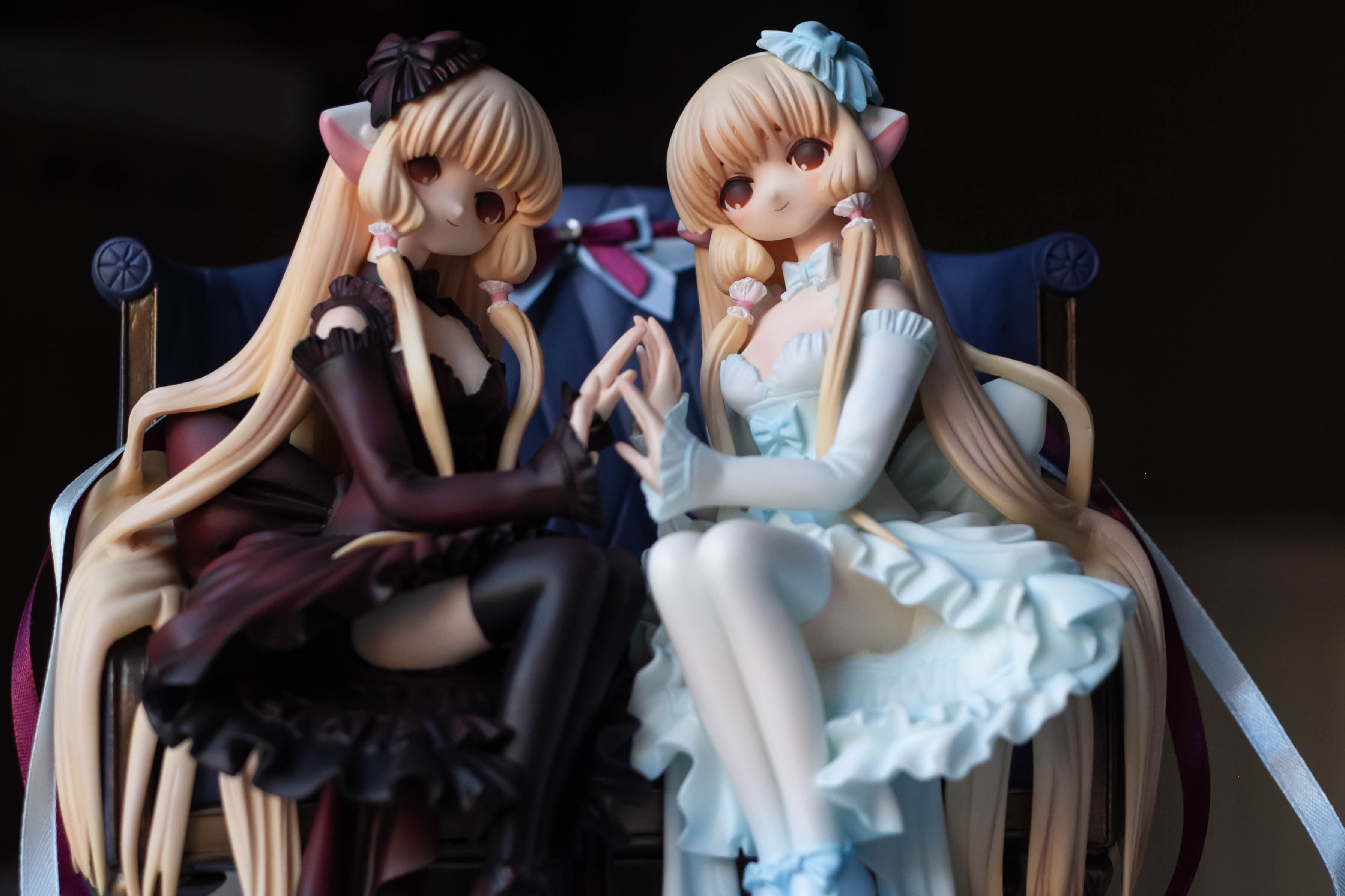 Elda and Freya sitting on sofa, фото 7