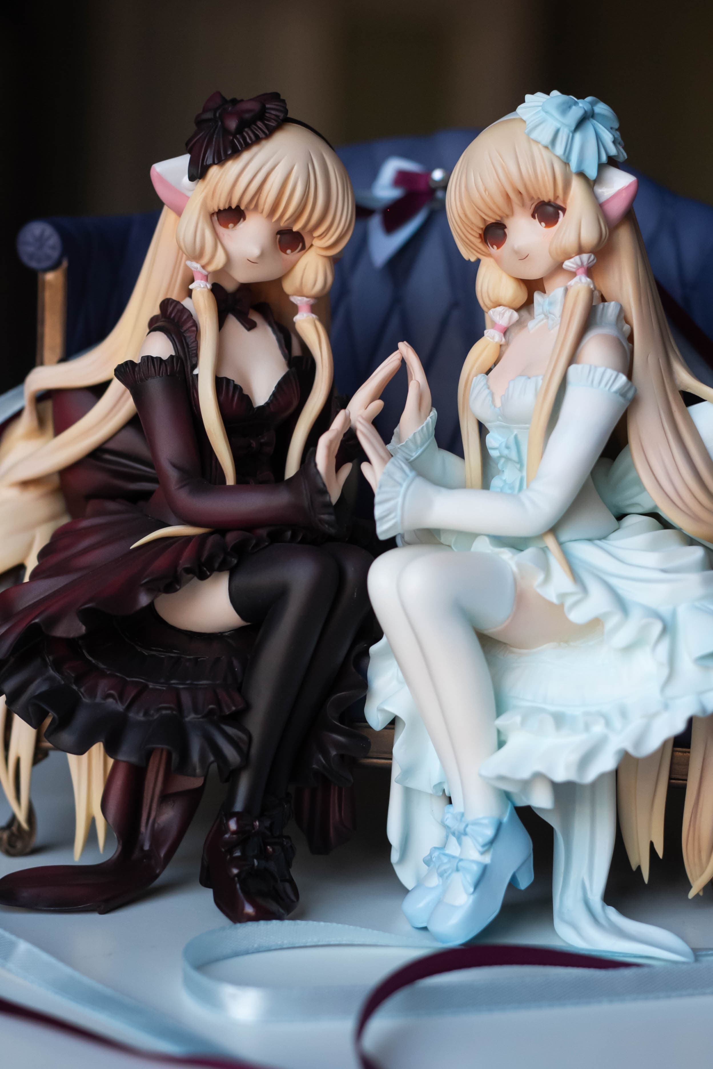 Elda and Freya sitting on sofa, фото 10