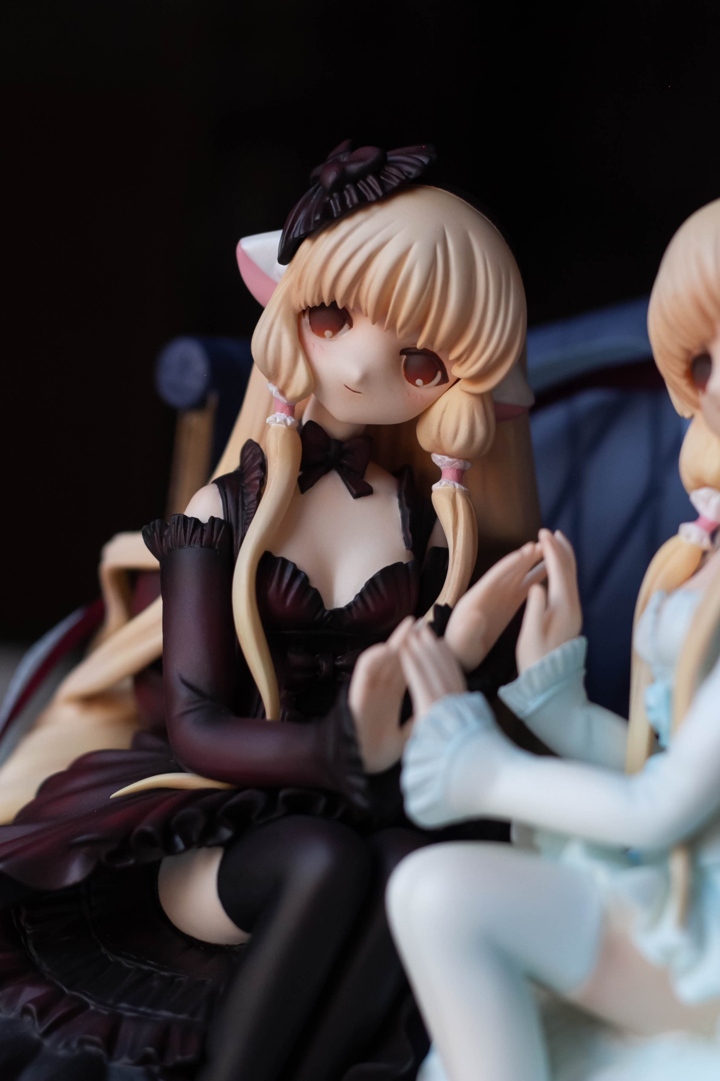 Elda and Freya sitting on sofa, фото 11