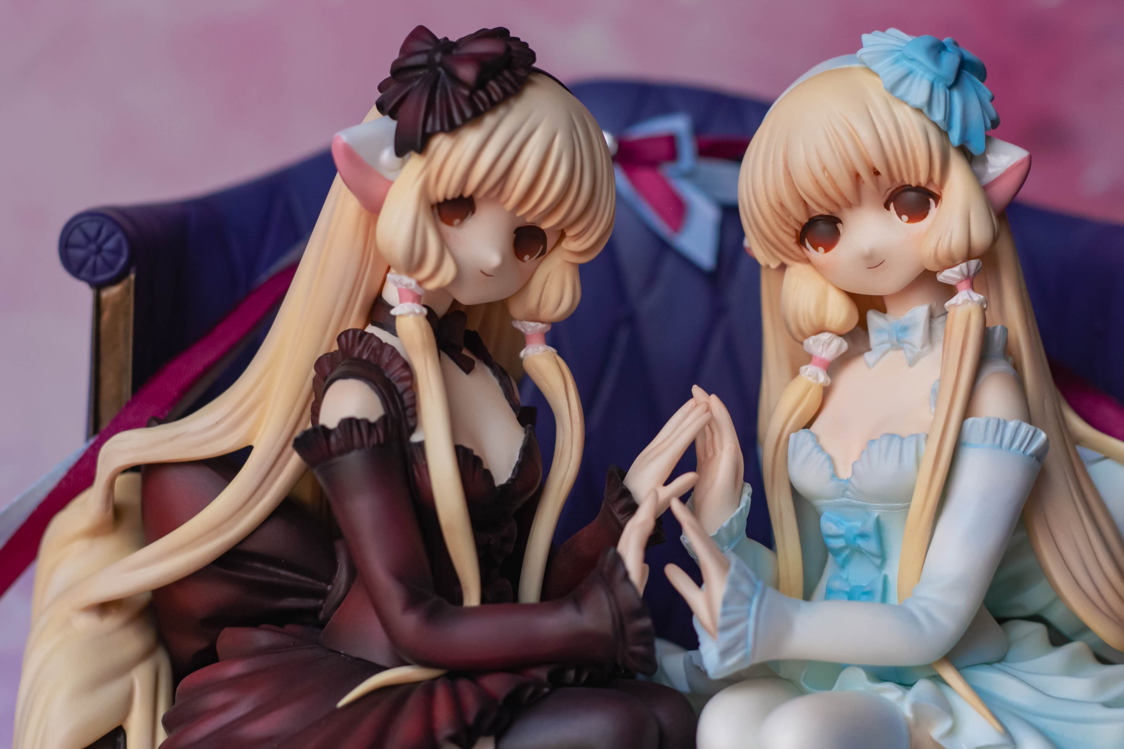 Elda and Freya sitting on sofa, фото 20