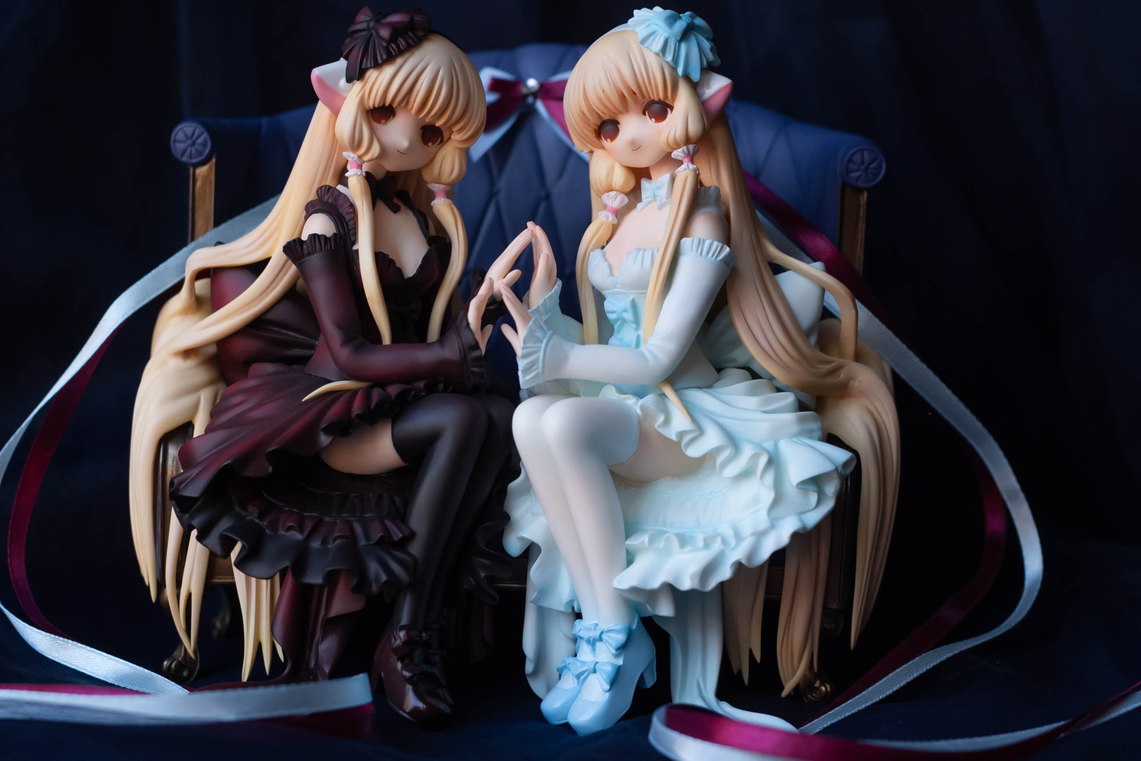 Elda and Freya sitting on sofa, фото 22