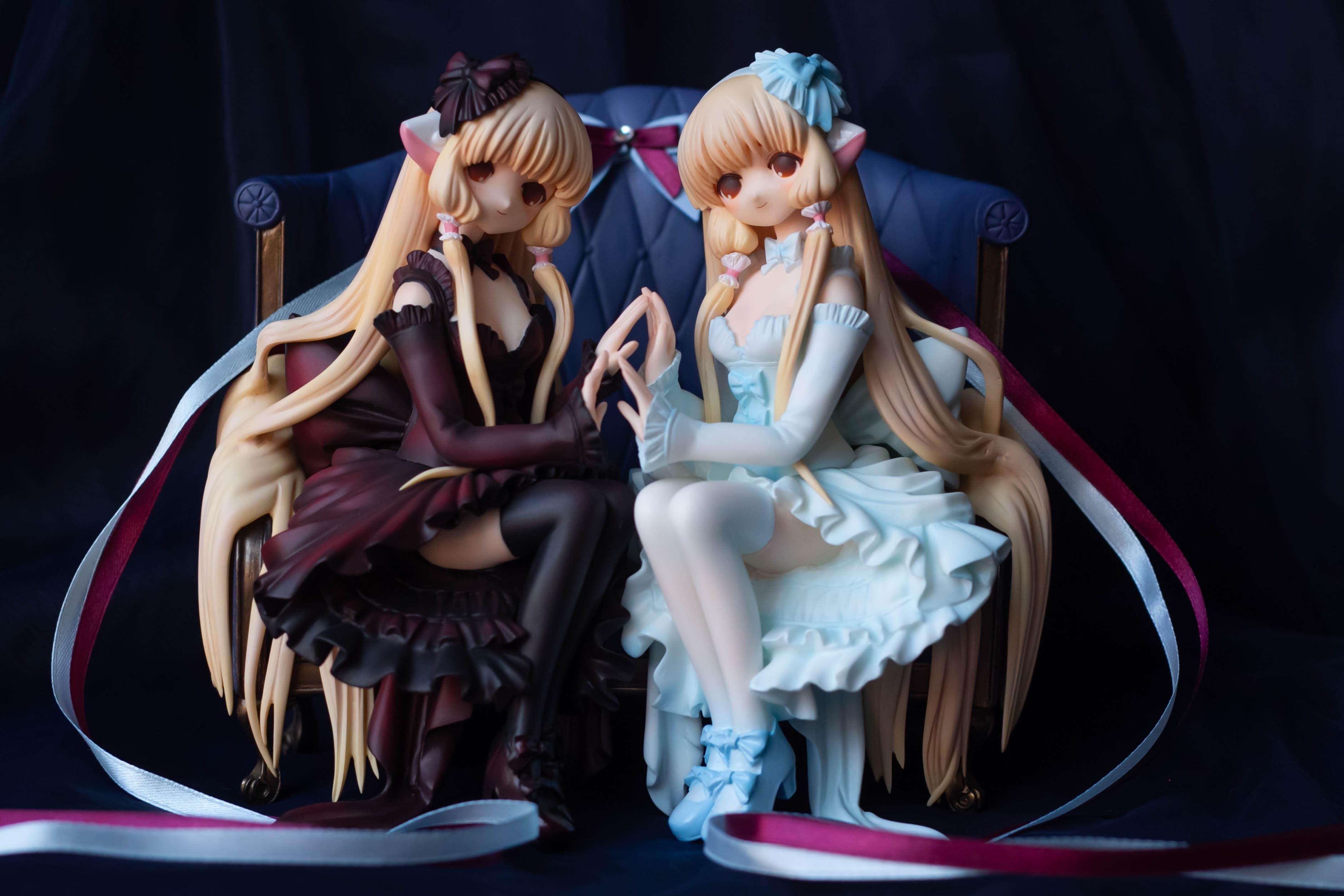 Elda and Freya sitting on sofa, фото 23