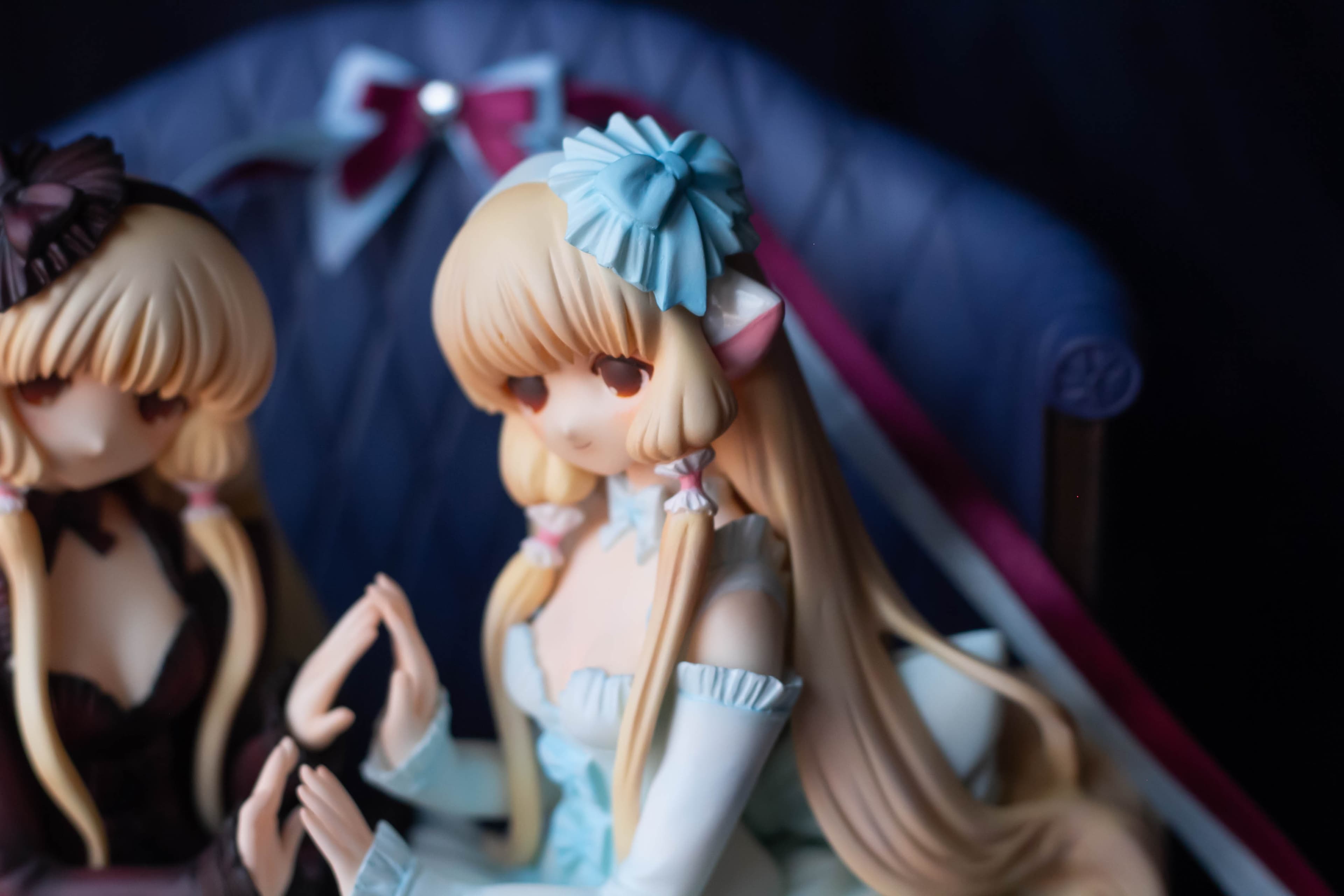 Elda and Freya sitting on sofa, фото 29