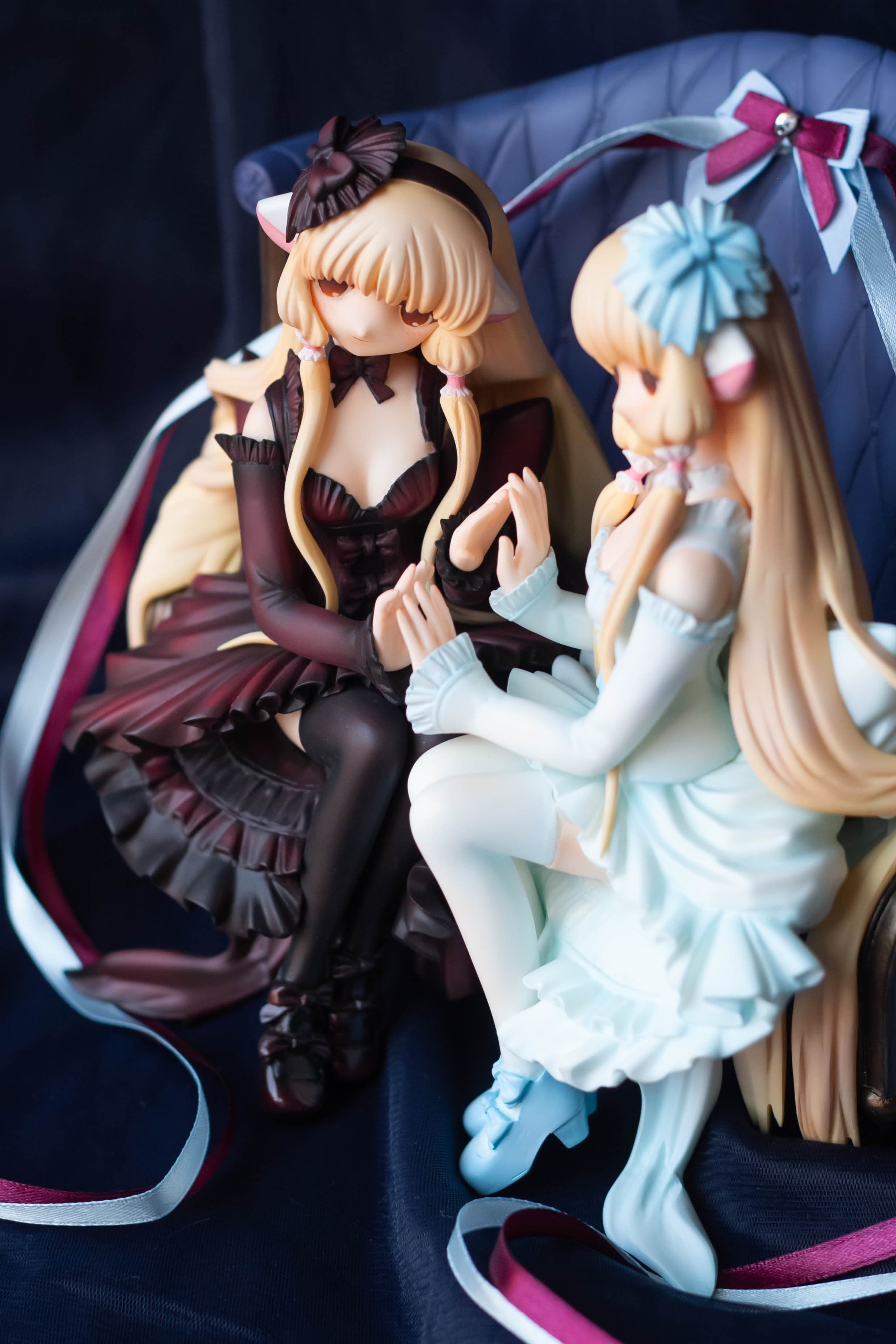 Elda and Freya sitting on sofa, фото 34