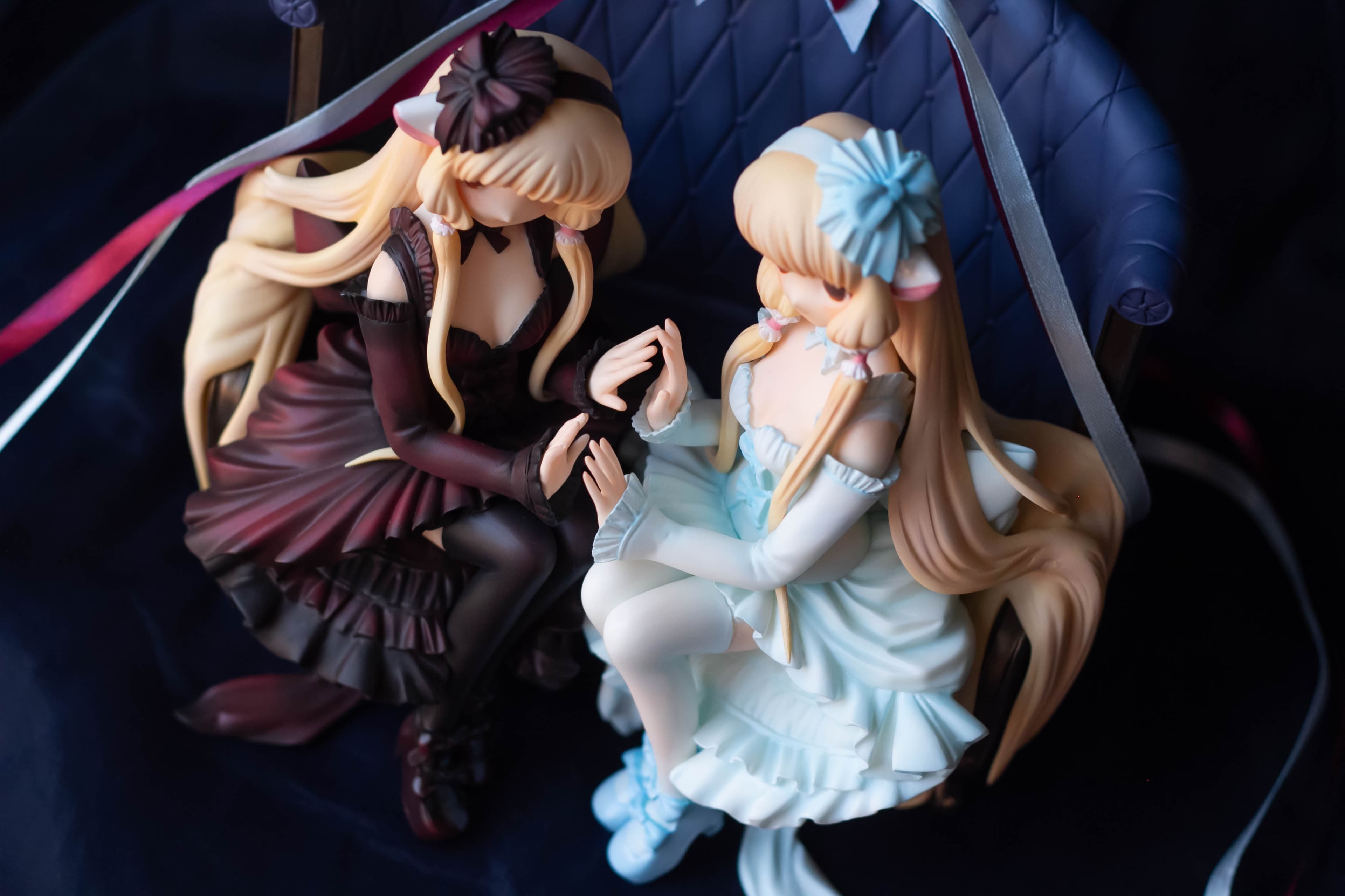 Elda and Freya sitting on sofa, фото 44