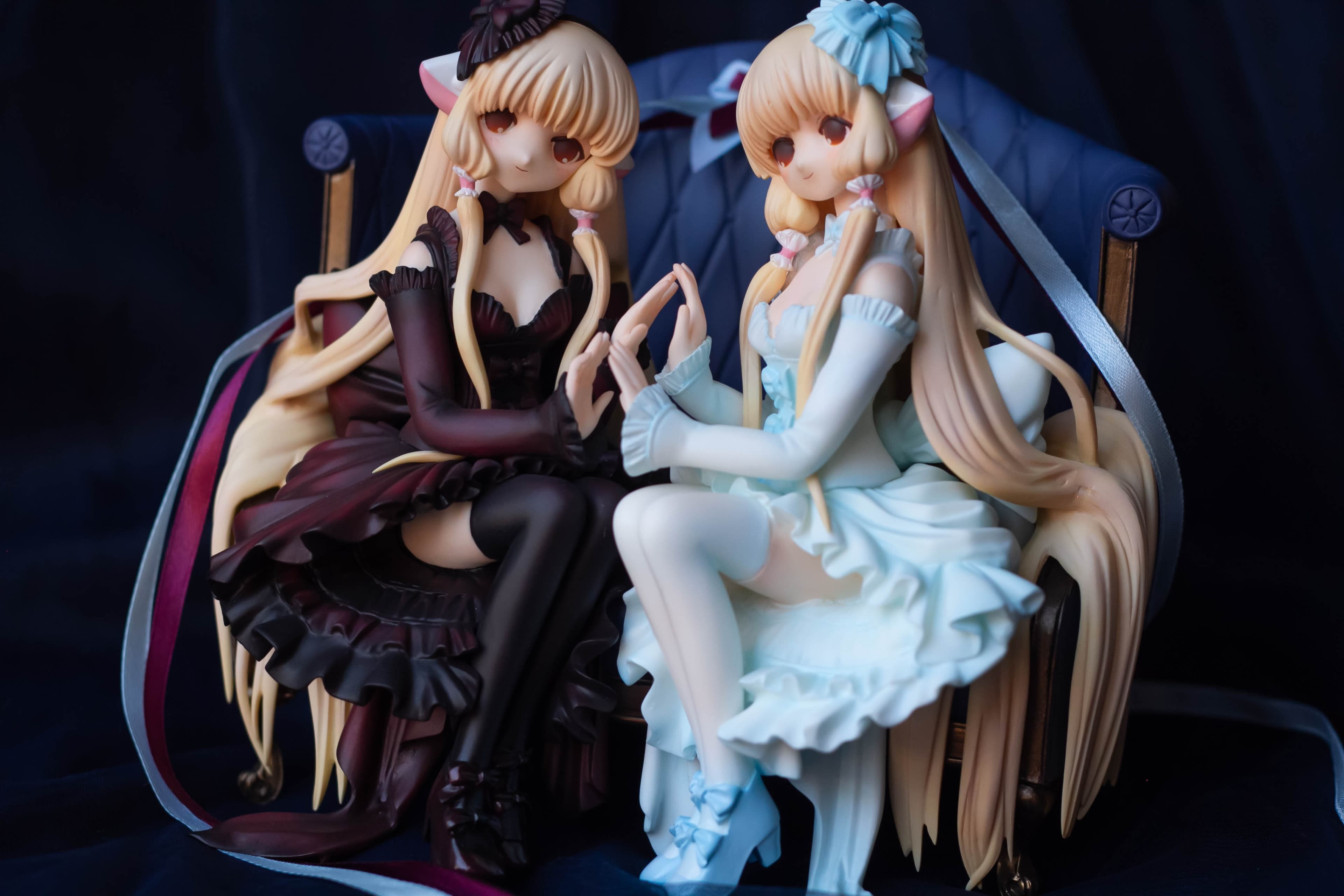 Elda and Freya sitting on sofa, фото 45