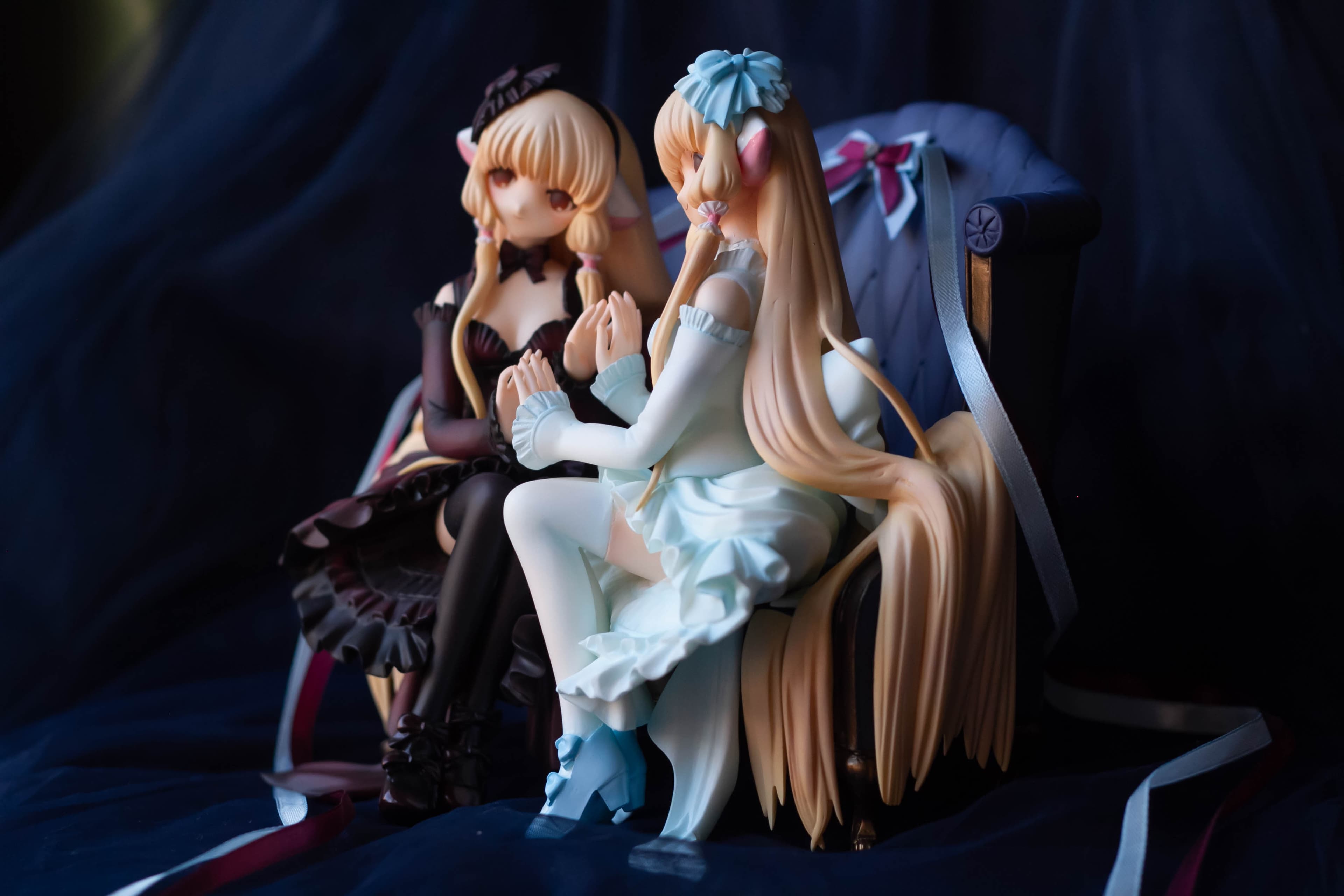 Elda and Freya sitting on sofa, фото 47